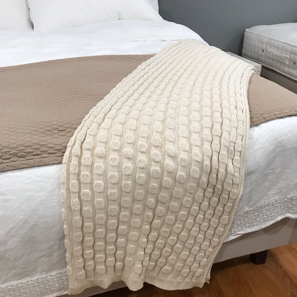 organic cotton throw.60”x 50”. Made in US NWT